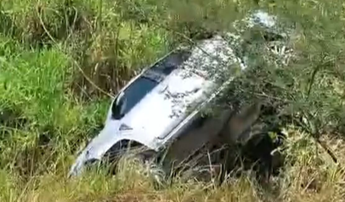 Motorista perde controle de carro e cai em vala na AL-220, em Arapiraca