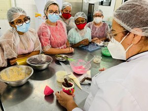 Mulheres pilarenses fazem curso para produção de ovos de Páscoa artesanal