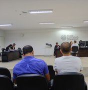 Filho de corretor morto chora ao relatar ameaças em julgamento de ex-prefeito de Maribondo