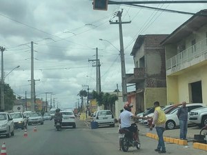 Após morte de mulher, semáforo é instalado em avenida movimentada de Arapiraca