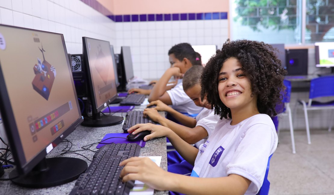 Prefeitura entrega laboratórios de informática para mais de 2 mil alunos da rede pública de São Sebastião