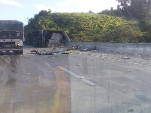 [Vídeo] Mulher morre em tombamento de carreta com carga de margarinas na BR 101 em Junqueiro