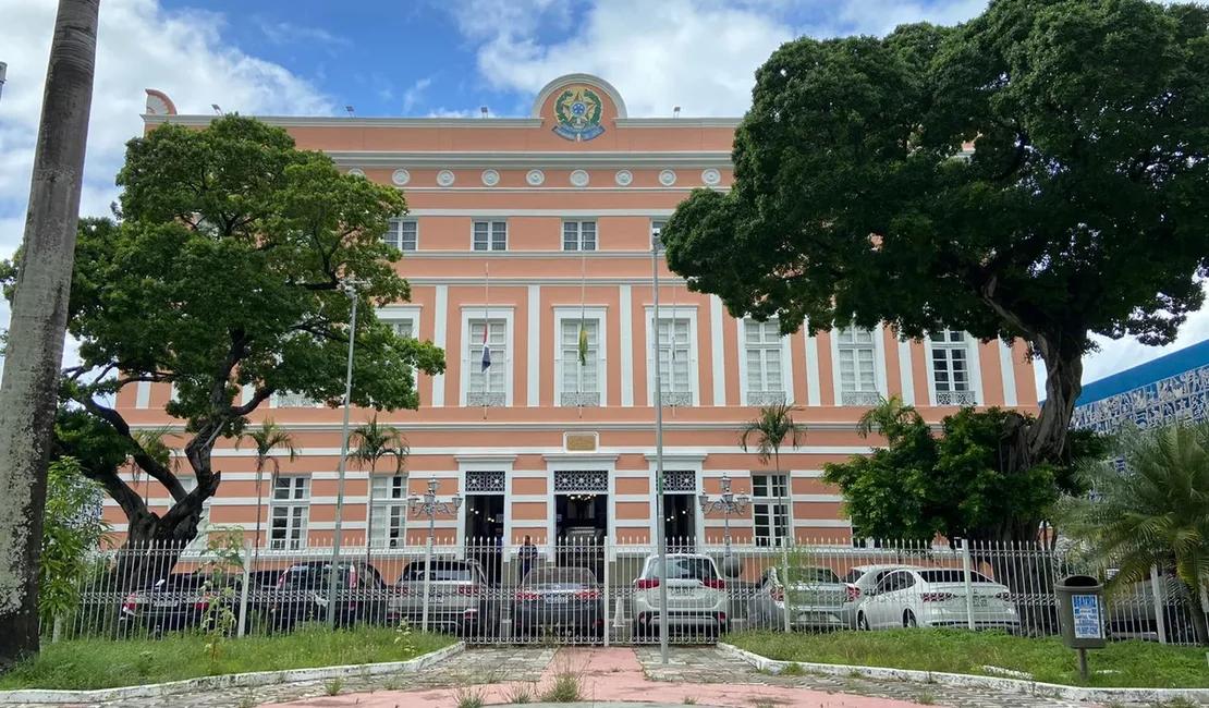 Com apenas três deputados presentes, sessão na Assembleia Legislativa é cancelada