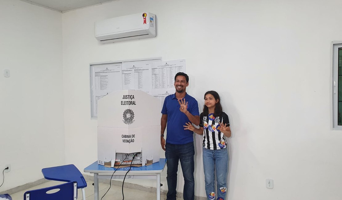 Rodrigo Cunha vota na Uneal Arapiraca ao lado da filha e demonstra confiança: