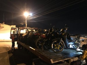 Agentes da SMTT apreendem motocicletas irregulares no Jacintinho
