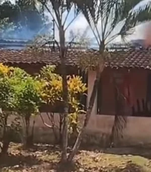 Incêndio destrói casa após explosão de medidor de energia em Maragogi