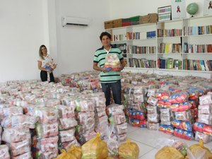 Prefeitura de Porto Calvo entrega kits de merenda escolar