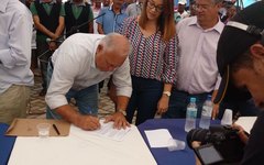 Presidente da Codevasf assina ordem de serviço para obra em Lagoa da Canoa