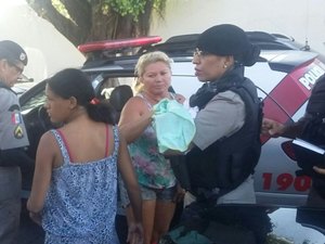 Mãe e mulher são presas após tentarem negociar adoção ilegal de bebê em maternidade