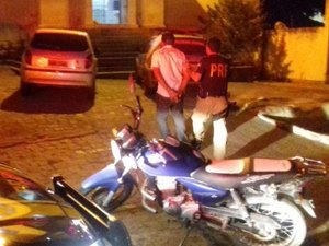 PRF prende homem e recupera duas motos roubadas em rodovias federais de AL