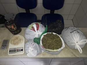 Mulher é presa com 2,6kg de maconha escondida em guarda-roupas