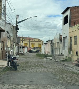 Homem ateia fogo em residência com ele e a mãe dentro em Delmiro Gouveia