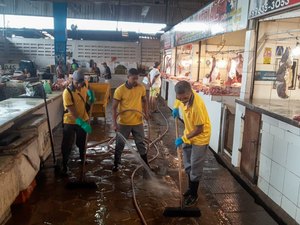 Três toneladas de lama e lixo são removidos da área interna do Mercado da Produção