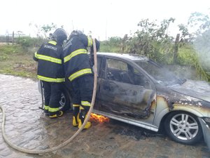 Carro pega fogo e motorista consegue escapar ileso em Arapiraca