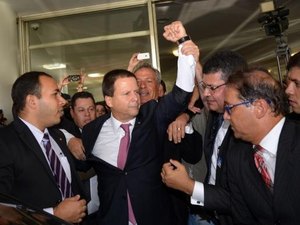 Presidente da OAB protocola novo pedido de impeachment contra Dilma