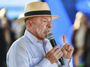 Lula diz que eleitor terá de escolher entre votar nele ou agredir mulheres durante convenção do PT