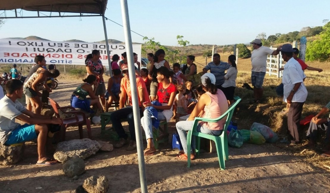 Moradores fecham acesso ao lixão de Limoeiro de Anadia