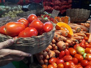 Mercados e feiras funcionam em horário especial no feriado 