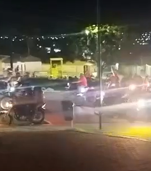 [Vídeo] São Sebastião: Motociclistas invadem praça e colocam vidas de pedestres e crianças em risco durante ato político da oposição