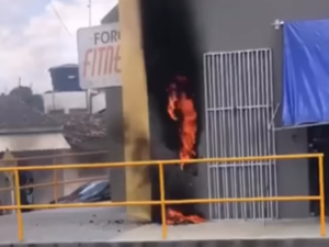 Fogo atinge caixa de energia de academia no bairro Cacimbas, em Arapiraca