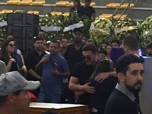 Em velório de Gabriel Diniz, Wesley Safadão chora e é consolado pela família