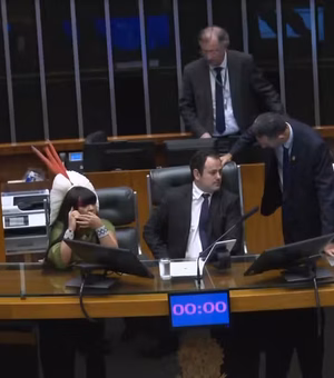 Após ocupar mesa diretora da Câmara dos Deputados, Glauber Braga é retirado à força