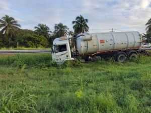 Volante de caminhão trava e veículo sai da pista em Marechal Deodoro