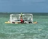 Catamarã afunda próximo à cadeira gigante na Praia de Ponta Verde