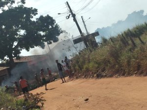 [Vídeo] Moradores dos povoados Barro Vermelho e Cangandu queimam pneus em protesto à falta de água