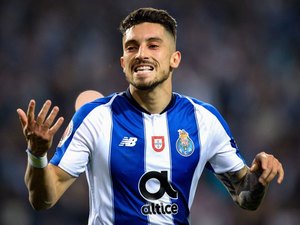 Alex Telles celebra vaga na Copa do Mundo, explica desenho da infância e diz: 'Que venha a sexta estrela'