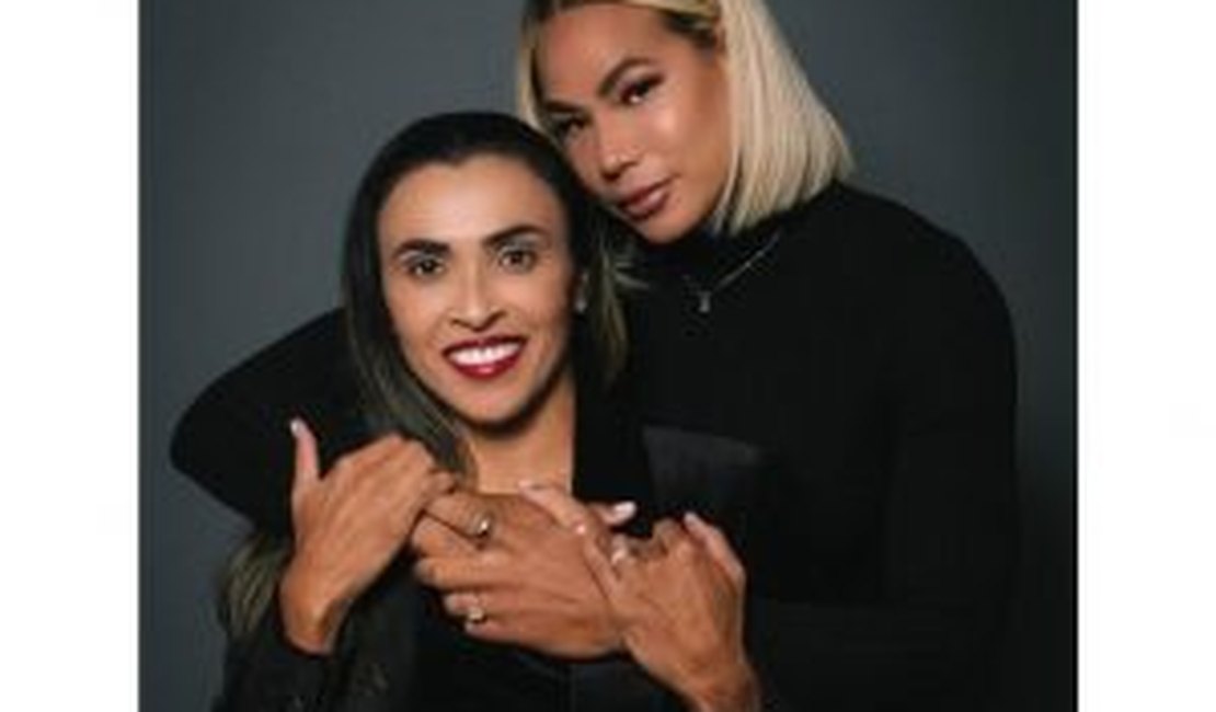 Rainha Marta noiva com zagueira do Orlando Pride, Toni Pressley