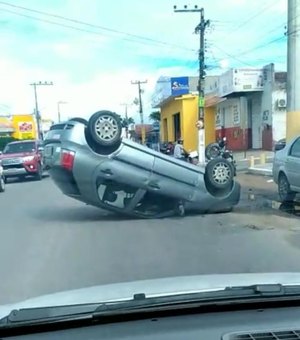 Motorista perde controle de veículo e capota em Arapiraca