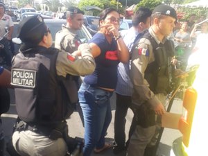 [Vídeo] Casal é preso por suspeita de roubar R$11 mil no Centro de Arapiraca