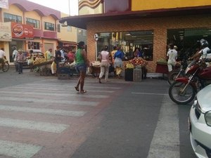 Faixa de pedestre é ocupada por ambulantes de Arapiraca