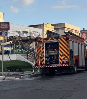 [Vídeo] Incêndio atinge banca de revistas no Centro de Arapiraca durante a madrugada