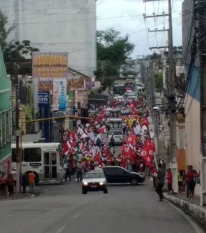 Trabalhadores rurais realizam marcha pelas ruas do Centro de Maceió