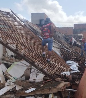 [Vídeo] Casa desaba e moradora fica presa sob os escombros no bairro Brasiliana, em Arapiraca