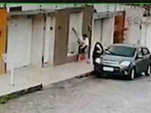 [Vídeo]  Mulher é flagrada ao furtar plantas de residência em Arapiraca 