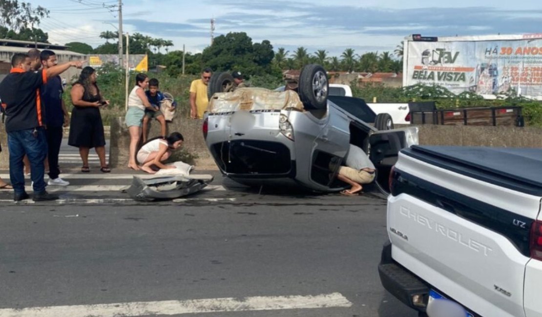 Carro capota após colisão com caminhão na AL-110, em Arapiraca; três pessoas ficam feridas