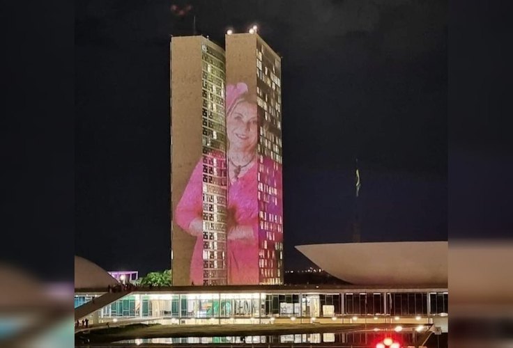 Congresso Nacional tem imagem de Tereza Nelma projetada, em alusão ao Outubro Rosa