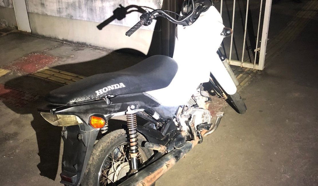 Motocicleta furtada em Campo Alegre é recuperada pela PM em Coruripe