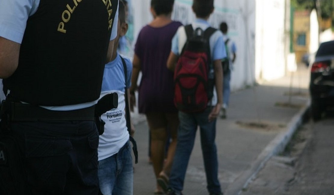 Assaltantes invadem escola e levam celulares de estudantes