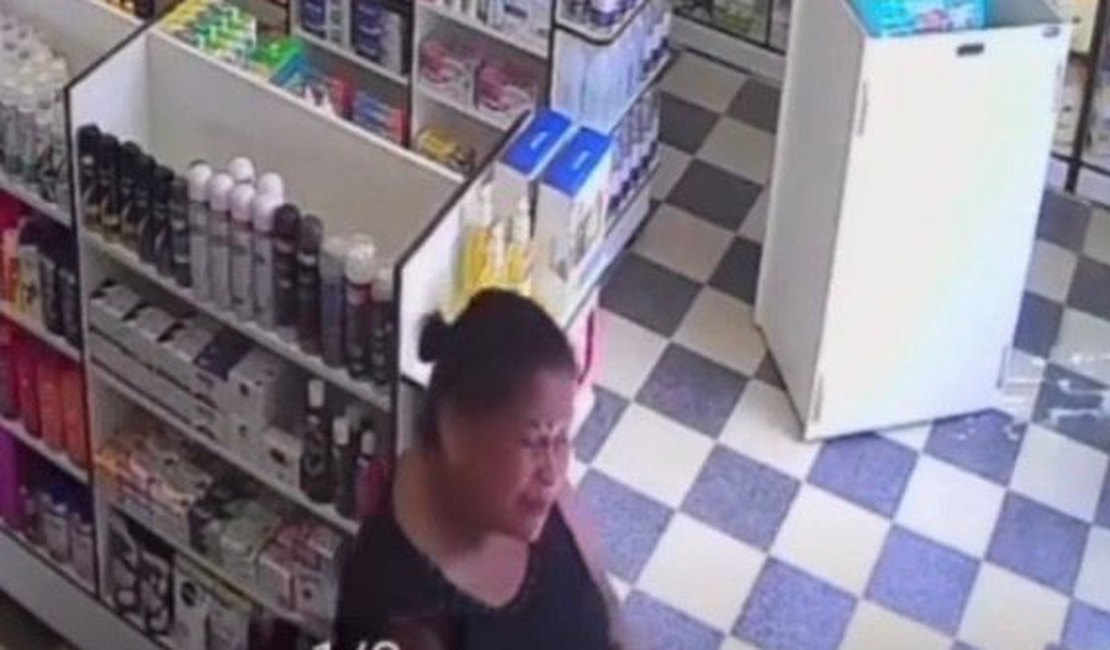 Mulher é flagrada furtando produtos em farmácia no Centro de Palmeira dos Índios