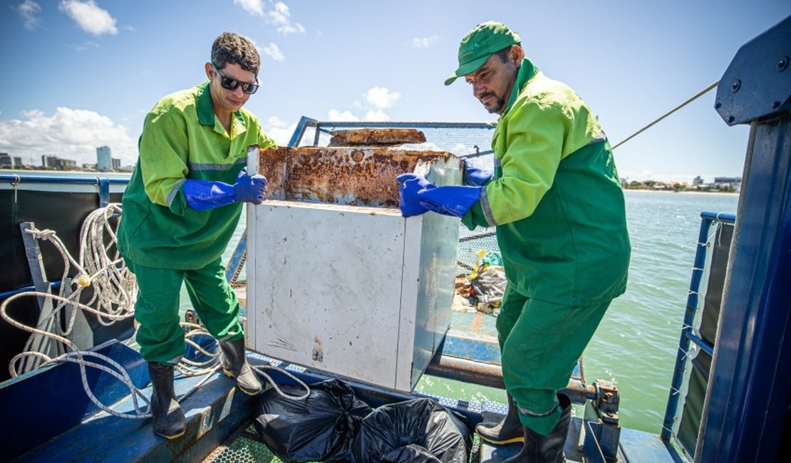 Ecoboats retiram 260 toneladas de resíduos do mar no 1º semestre de 2025