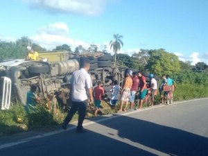 Carreta tomba nas proximidades do 'Trevo da Morte', em Pilar