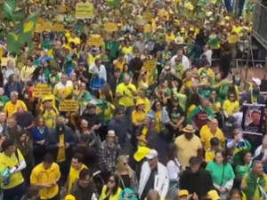 Apoiadores e parlamentares realizam ato “Reaja Brasil” na Avenida Paulista