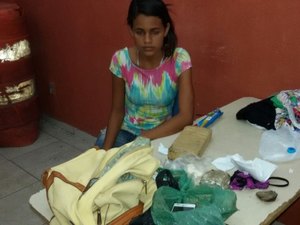 Mulher de 19 anos é flagrada em van levando droga para São Miguel dos Campos