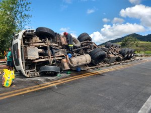 Caminhão carregado com refrigerante tomba na BR 101 em Joaquim Gomes