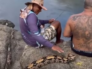 Vídeo mostra jiboia ‘acompanhando’ pescaria às margens do Rio São Francisco