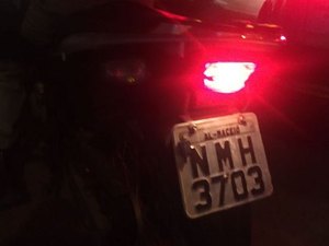 Menor troca tiros com a polícia e é apreendido com motocicleta roubada